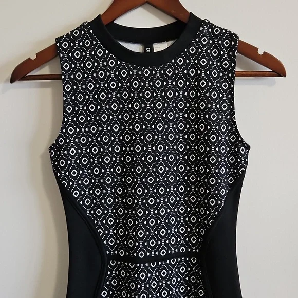 Elegant Black and White Patterned Dress - - Picture 2 of 11